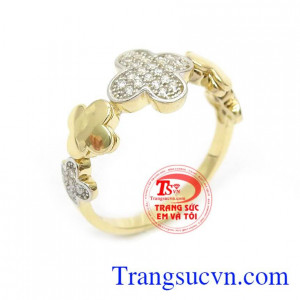 Nhẫn cỏ 4 lá may mắn là sản phẩm nhẫn nữ được chế tác tinh thế, theo công nghệ 3D mới, cỏ 4 lá mang ý nghĩa may mắn