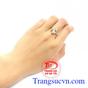 Nhẫn cỏ 4 lá xinh xắn được bạn nữ yêu thích