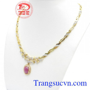 Kiềng Vàng Ruby Sang Trọng chế tác độc đáo, mới lạ, mang vẻ sang trọng, quý phái cho người đeo. Kiềng Vàng Ruby Sang Trọng