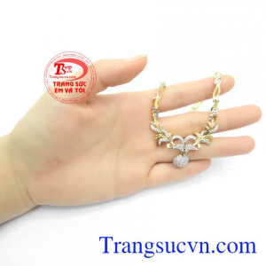 Là món quà được phái đẹp ưa chuộng trong các dịp ý nghĩa. Kiềng Vàng Phái Đẹp Quý Phái