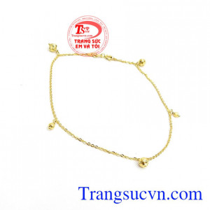 Lắc Chân Vàng May Mắn Bình An với kiểu chế tác tinh xảo, độc đáo, tạo nét quyến rũ, dịu dàng và cá tính cho phái đẹp,