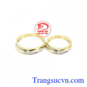 Đôi Nhẫn Hạnh Phúc Đong Đầy ngoài ý nghĩa gắn bó, tin tưởng lẫn nhau nhẫn cưới còn là biểu trưng cho sự thủy chung, lâu bền