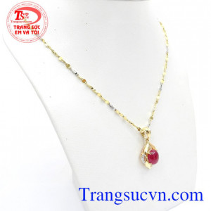 Bộ Trang Sức Ruby Quý Phái kết hợp giữa dây chuyền và mặt dây kiểu dáng mới mang lại nét quyến rũ, trẻ trung và sang trọng,Bộ Trang Sức Ruby Quý Phái