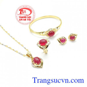 Bộ Trang Sức Ruby Sao Sáng chế tác kiểu dáng mới lạ, độc đáo, mang vẻ đẹp quý phái, sang trọng cho phái đẹp, là món quà ý nghĩa dành tặng cho người bạn yêu thương,Bộ Trang Sức Ruby Sao Sáng