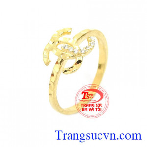 Nhẫn nữ sáng bóng đẹp là sản phẩm nhẫn nữ xinh xắn mang đến vẻ đẹp trẻ trung xinh xắn cho người đeo.