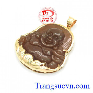 Mặt Phật Di Lặc Mã Não Hoan Hỉ trên người vừa là đồ trang sức thể hiện phong cách phái mạnh, vừa mang ý nghĩa phong thủy sâu sắc