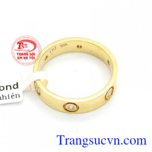 Kim Cương là biểu tượng cho sự vĩnh cửu, bất diệt, trong tình yêu, vì vậy được chọn là món quà tuyệt vời dành tặng người bạn yêu thương