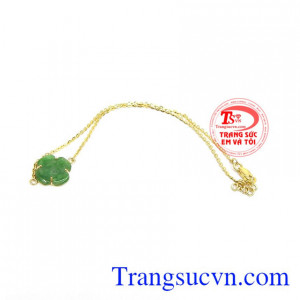 Lắc Chân Nữ Cỏ May Mắn ngọc Cẩm Thạch mang lại bình an, tăng khả năng trung cho chủ nhân, vì vậy lắc chân có bốn lá rất được phái đẹp ưa chuộng.