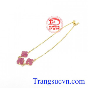 Lắc Chân Bốn Lá Ruby chế tác có 4 lá là biểu tượng cho may mắn, hạnh phúc, bình yên,