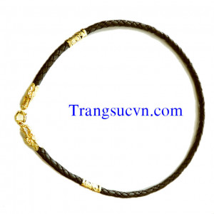 Dây da bọc rồng vàng 18k Dây da bọc vàng 18k 2 đầu hình đúc hình rồng gắn đá đỏ vào mắt rồng 2 đốt ở thân dây được chạm khắc hình rồng quanh dây tổng 4 đốt, dây da được bện vào nhau xen kẽ tạo lên sư mạnh mẽ và doàn kết và hợp nhất sức mạnh. Làm tôn lên k