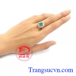 Nhẫn nữ gắn đá ngọc lục bảo