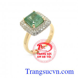 Nhẫn nữ gắn đá ngọc lục bảo là sản phẩm đá emerald thiên nhiên, dòng đá cao cấp sau mỗi kim cương.