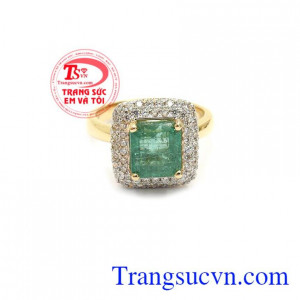 Nhẫn nữ gắn đá ngọc lục bảo mang lại nhiều may mắn, hạnh phúc,tiền tài cho người đeo. 