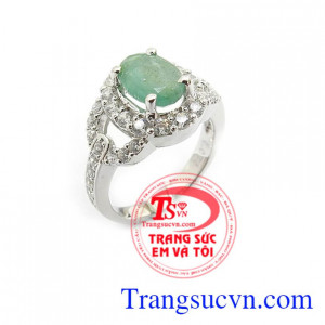 Nhẫn đính hôn gắn đá emerald