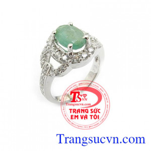 Nhẫn đính hôn gắn đá emeral là sản phẩm nhẫn được chế tác từ đá emeral thiên nhiên.