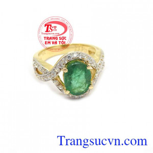 Sản phẩm được chế tác từ đá emerald thiên nhiên đem lại nhiều may mắn, tài lộc cho người mệnh hỏa và mệnh mộc, Nhẫn nữ mệnh hỏa - sang trọng