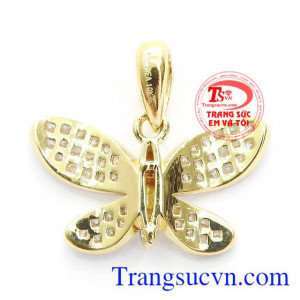 Sản phẩm được gắn đá tạo cho mặt dây càng lấp lánh, thu hút hơn,Mặt dây điệu đà