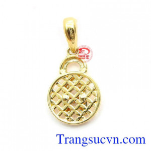 chính giữa là chữ H được làm từ vàng trắng càng làm nổi bật cho sản phẩm hơn,kMặt dây nữ lấp lánh