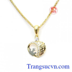 Mặt dây trái tim Queen