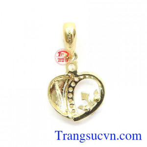 Mặt dây hình trái tim kết hợp với vương miện vàng trắng, khiến cho người đeo cảm nhận được sự yêu thương và là nữ hoàng trong lòng của đấng mày râu,Mặt dây trái tim Queen