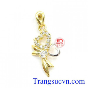 Mặt dây nơ quyến rũ sản xuất từ vàng 10k, kết hợp cùng vàng trắng để tạo điểm nhấn cho sản phẩm,Mặt dây nơ quyến rũ