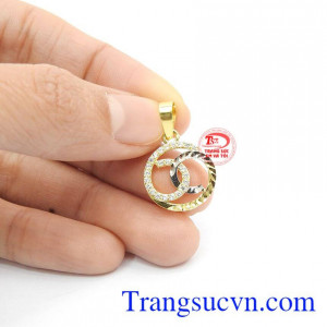 Sản phẩm được chế tác từ vàng 10k đảm bảo tính bền đẹp và sáng bóng,Mặt dây nữ Channel