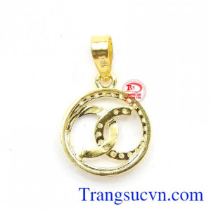 Mặt dây được thiết kế hình khối tròn và khá rộng tạo cảm giác chắc chắn, rất phù hợp cho phụ nữ trưởng thành,Mặt dây nữ Channel