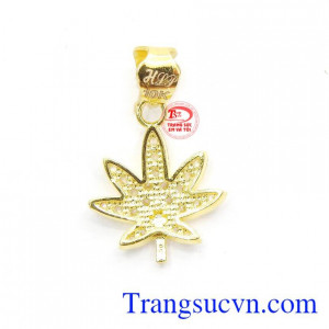 Sản phẩm không quá cầu kỳ, chỉ đơn giản là được chế tác từ vàng 10k,Mặt dây nữ lá phong nhỏ