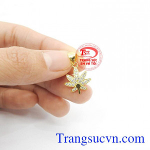 kết hợp cùng với đá CZ tạo thêm vẻ lấp lánh thu hút người đối diện,Mặt dây nữ lá phong nhỏ