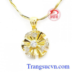 Mặt dây hoa cánh vàng