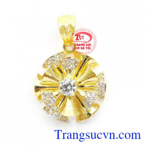 Mặt dây hoa cánh vàng vô cùng độc đáo, những cánh hoa được ghép đan xen, trên cánh điểm thêm chút đá CZ làm bông hoa như rực sáng,Mặt dây hoa cánh vàng