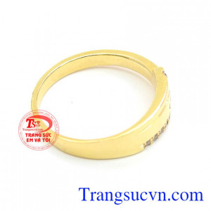 Nhẫn nữ Amor vàng tây 14k được thiết kế dựa trên ý nghĩa của chữ Amor. Theo tiếng Tây Ban Nha, amor chính là tình yêu. Một chiếc nhẫn vô cùng ý nghĩa, hãy dành tặng cho người mình yêu bằng món quà này nhé! Sản phẩm bền đẹp, giao hàng trên toàn quốc, bảo h