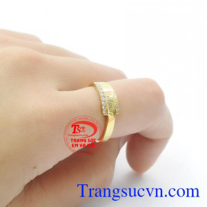 Nhẫn nữ Amor vàng tây 14k được thiết kế dựa trên ý nghĩa của chữ Amor. Theo tiếng Tây Ban Nha, amor chính là tình yêu. Một chiếc nhẫn vô cùng ý nghĩa, hãy dành tặng cho người mình yêu bằng món quà này nhé! Sản phẩm bền đẹp, giao hàng trên toàn quốc, bảo h