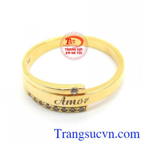 Nhẫn nữ Amor vàng tây 14k được thiết kế dựa trên ý nghĩa của chữ Amor. Theo tiếng Tây Ban Nha, amor chính là tình yêu. Một chiếc nhẫn vô cùng ý nghĩa, hãy dành tặng cho người mình yêu bằng món quà này nhé! Sản phẩm bền đẹp, giao hàng trên toàn quốc, bảo h