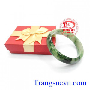 Vòng ngọc đẹp quý phái