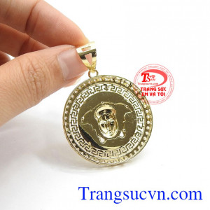 Sản phẩm được chế tác từ vàng 18k, kết hợp cùng đá CZ xung quanh giúp sản phẩm thêm ấn tượng với người nhìn