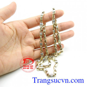 Dây chuyền nam hào hoa vàng 10k được chế tác từ vàng 10k, dây được nhập khẩu từ Italy, thiết kế đẹp mắt, mang phong cách trẻ trung. Sản phẩm bảo hành uy tín, giao hàng trên toàn quốc. Dây chuyền nam hào hoa vàng 10k