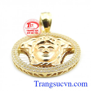 Sản phẩm chế tác từ vàng 18k, bảo hành uy tín, giao hàng toàn quốc. Mặt dây vàng nhập khẩu đẹp