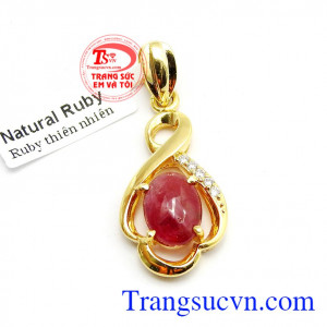 Mặt dây ruby được thiết kế từ ruby thiên nhiên và vàng tây 14k bền đẹp