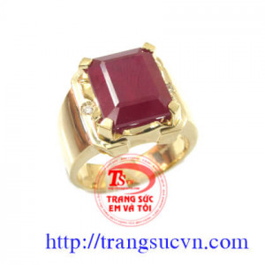 Nhẫn nam ruby được chế tác bằng vàng 18k, vàng màu có gắn 1 viên đá quý ruby thiên nhiên (nguồn gốc thiên nhiên)