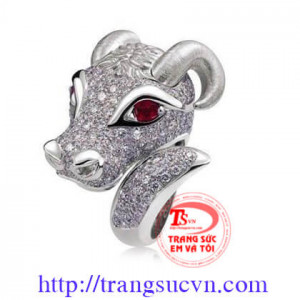 Nhẫn đầu dương được chế tác trên chất liệu vàng trắng 10K gắn ruby thiên nhiên