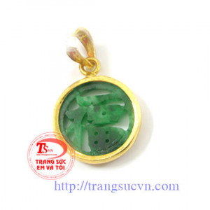 ngọc còn được coi như báu vật gìn giữ, che chở cho chủ nhân tránh những rủi ro hay biến cố không tốt, khiến cho người sở hữu và ngọc như có sợi dây vô hình gắn bó không rời: Người trân quý ngọc,Mặt dây chuyền chữ Phúc
