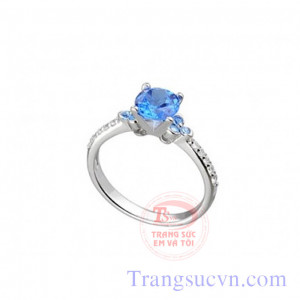 Nhẫn được chế tác trên chất liệu vàng trắng 14k, trọng lượng chỉ, gắn đá topaz thiên nhiên