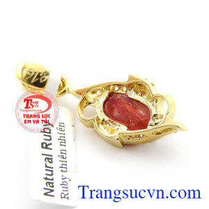 Mặt dây ruby không chỉ làm người phụ nữ thêm đẹp hơn, mà còn có tác dụng phong thủy, giúp ngủ ngon, đem lại bình an cho người sử dụng,Mặt dây vàng đá quý ruby