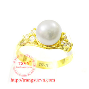 Nhẫn được chế tác bằng vàng 24k với gắn ngọc trai thiên nhiên với thiết kế thân nhẫn ngọc trai tinh sảo tạo nên phần vỏ nhẫn đẹp với ngọc trai thiên nhiên đã có giấy chứng thư kiểm định rồi.