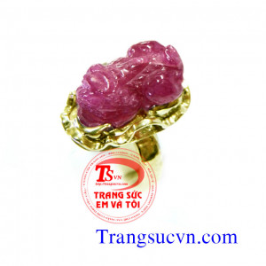 Nhẫn nữ tỳ hưu ruby thiên nhiên được chế tác từ vàng 10k, kết hợp cùng đá ruby màu hồng rất hợp phong thủy