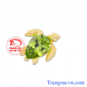 Mặt dây cụ rùa đẹp đá peridot   Đá Peridot tượng trưng cho tài hùng biện, thuyết phục. Nó tái sinh và cung cấp năng lượng nên được ví như một liều thuốc tăng lực cho cả cơ thể, củng cố hệ miễn dịch và ngăn bệnh tái phát, rất tốt cho tim mạch, phổi và thị