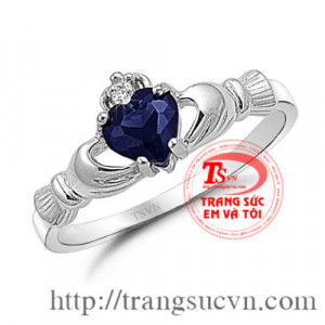 nhẫn saphir Được chế tác trên chất liệu chính là vàng tây và gắn đá quý sapphier với kiểu chế tác xinh sắn.