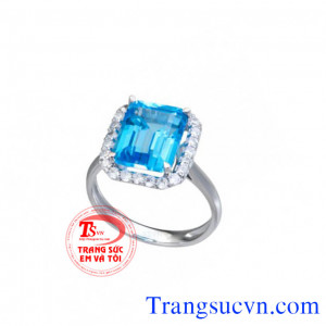 Nhẫn nữ chữ nhật đá xanh nước biển là sự kết hợp từ vàng trắng và đá topaz thiên nhiên
