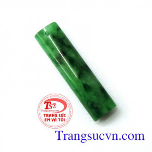 Mặt ngọc thiên nhiên tinh tế mang đến may mắn, tài lộc cho người mang.